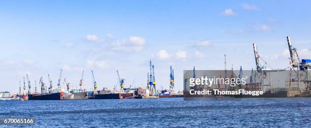 puerto industrial de hamburgo - fracht fotografías e imágenes de stock