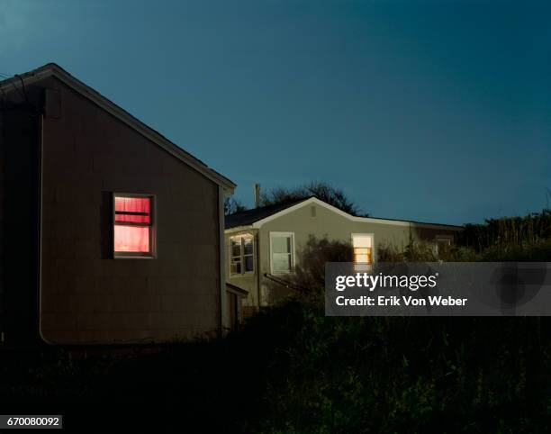 houses in montauk at night - creepy house at night stock-fotos und bilder