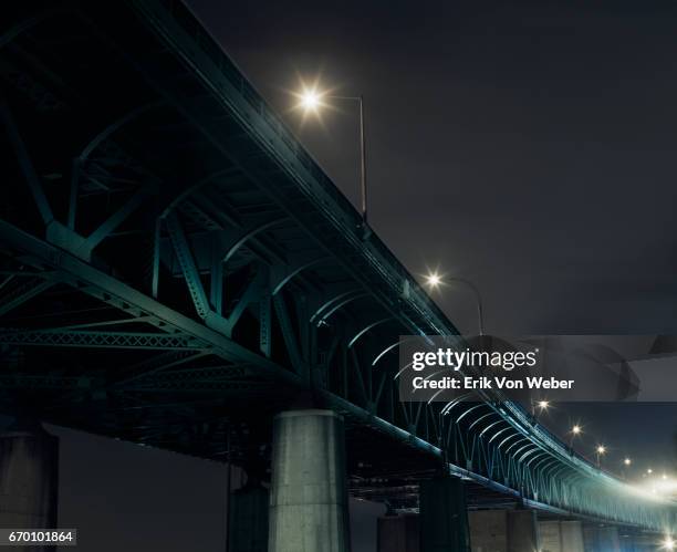 structures at night - newark new jersey photos et images de collection
