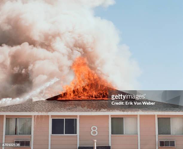 building on fire - burning stockfoto's en -beelden