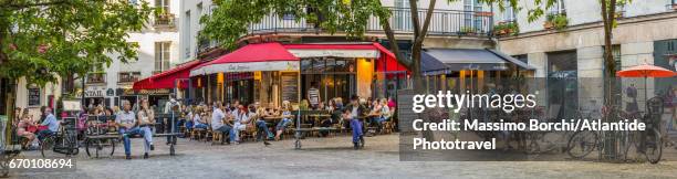 marais, view of place (square) du marché de sainte catherine - le marais stock pictures, royalty-free photos & images