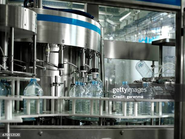 agua fábrica de embotellado - manufacturing machinery fotografías e imágenes de stock