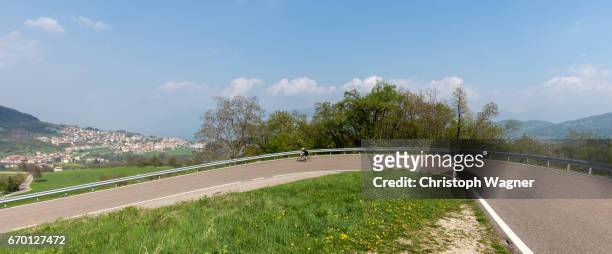 roadbiking - menschengruppe stock pictures, royalty-free photos & images
