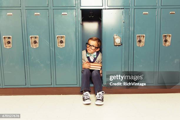 年輕男孩書呆子是快樂在他的更衣室 - locker 個照片及圖片檔