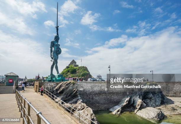 bronce statue 'verity' ilfracombe harbour - ilfracombe stock-fotos und bilder