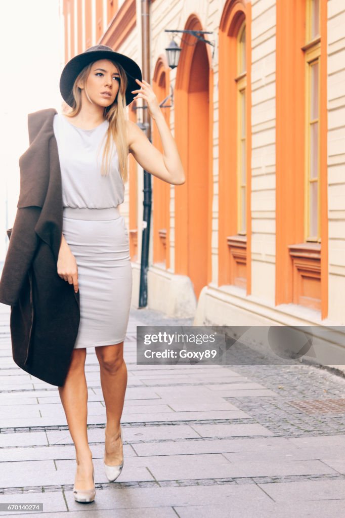 Mujer elegante caminar al aire libre