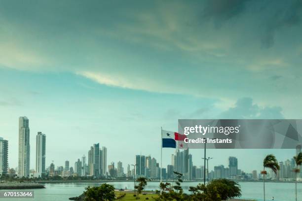 vista panorámica de la parte moderna de la ciudad de panamá con sus edificios de gran altura, junto al océano pacífico. - bandera panameña fotografías e imágenes de stock