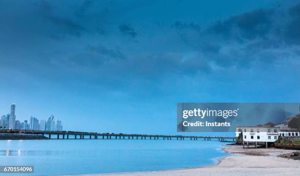 direkt an den pazifischen ozean, panoramablick über die moderne seite der panama-stadt mit seiner hohen erhebt sich im gegensatz zu älteren wohnhäuser der altstadt casco viejo genannt. - casco viejo stock-fotos und bilder