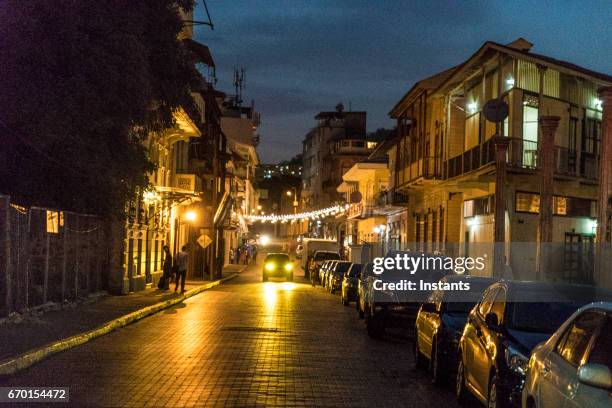 schuss in der abenddämmerung, casco viejo auch genannt casco antiguo, panama-stadt altstadt, gegründet im jahre 1673, mit alten gebäuden, autos und nicht erkennbare personen im hintergrund. - casco viejo stock-fotos und bilder
