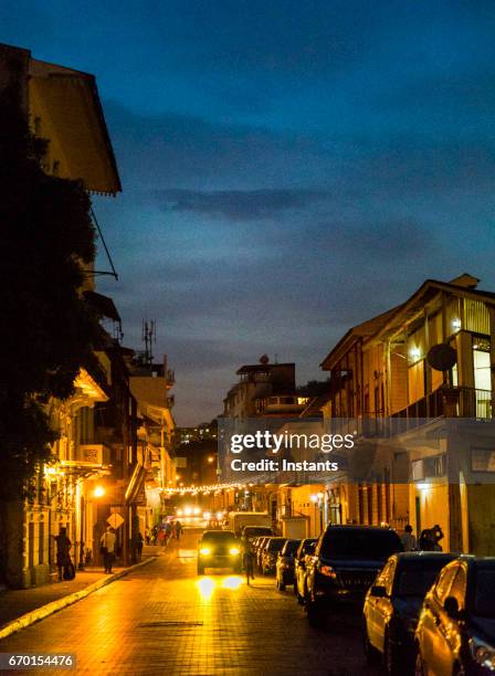 schuss in der abenddämmerung, casco viejo auch genannt casco antiguo, panama-stadt altstadt, gegründet im jahre 1673, mit alten gebäuden, autos und nicht erkennbare personen im hintergrund. - casco viejo stock-fotos und bilder