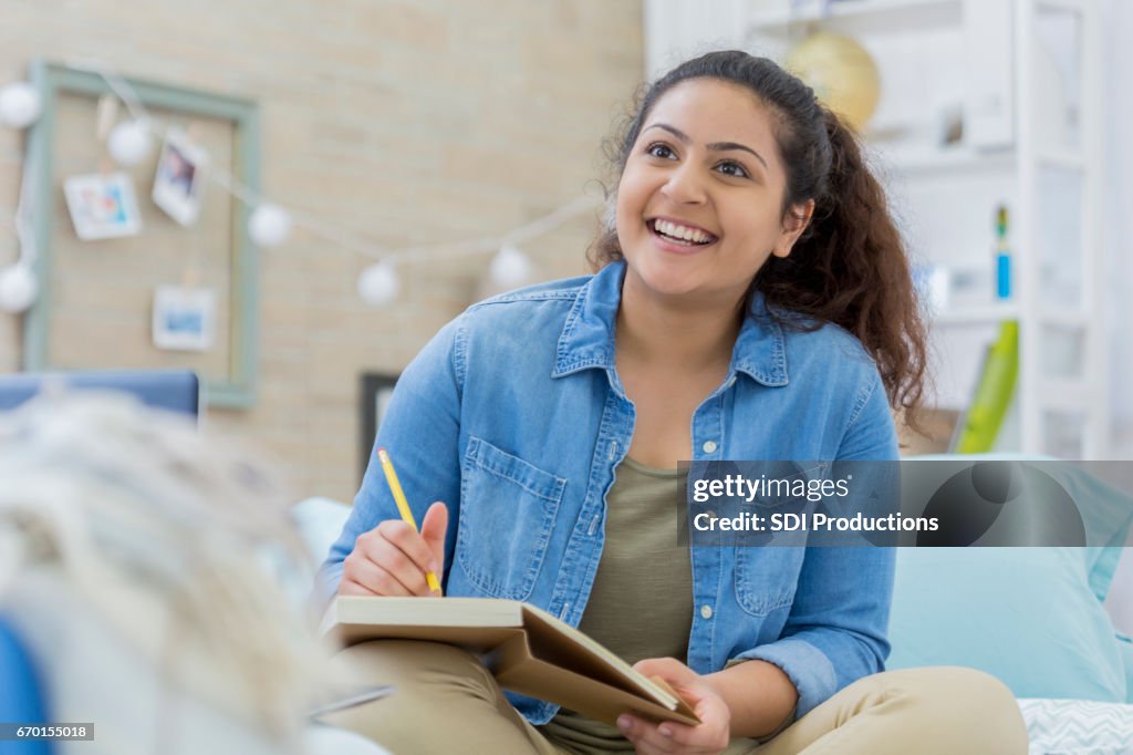 Fröhlichen indische Student Studium in ihrem Zimmer