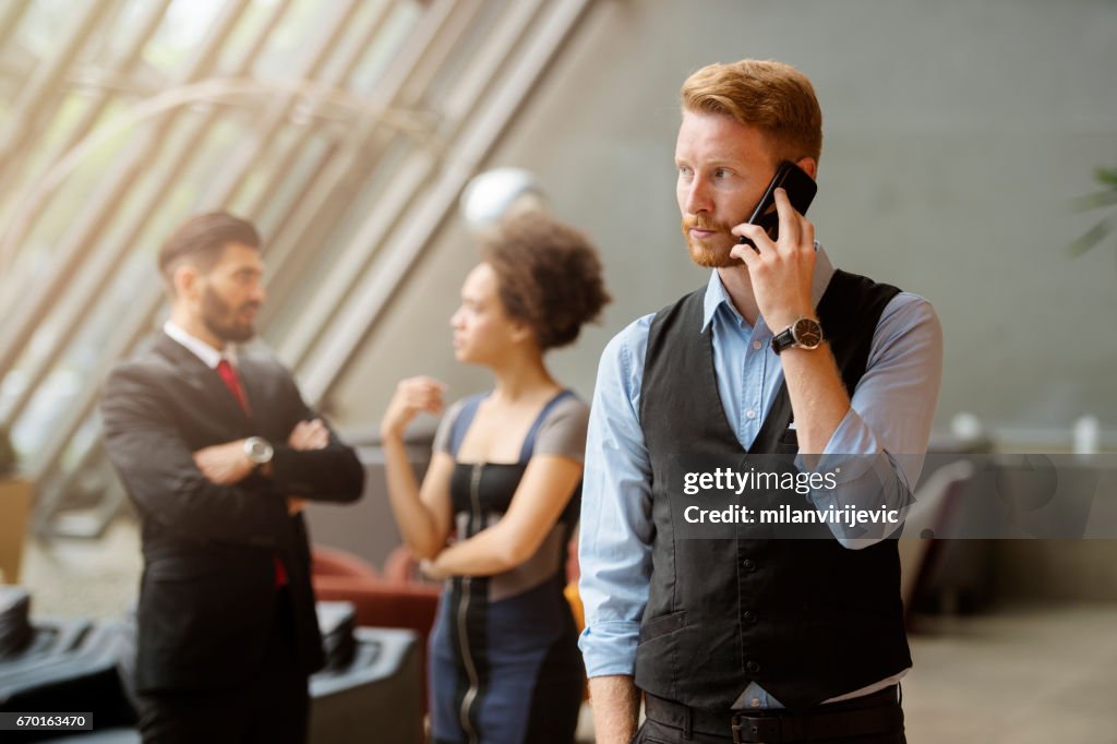 Jeune homme d’affaires ayant un phonecall