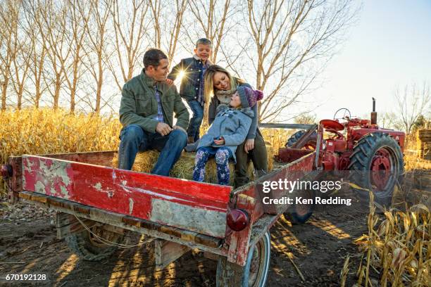 family hayride - passeggiata su un carro di fieno foto e immagini stock