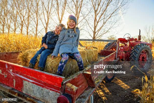 kids on a hayride - passeggiata su un carro di fieno foto e immagini stock