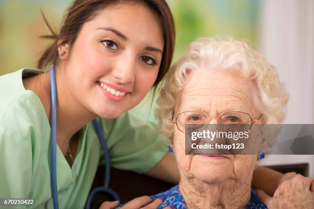 100-jarige vrouw en haar huis gezondheidszorg verpleegkundige. - 90 year old stockfoto's en -beelden