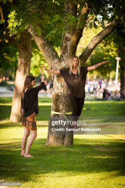 slackline in vondelpark - vondelpark stockfoto's en -beelden