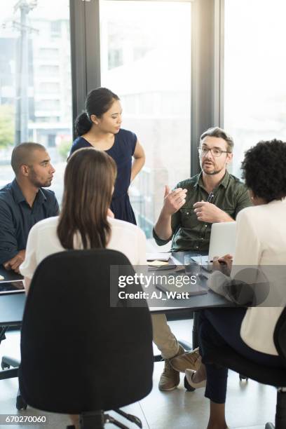 grandes ideas nacen en la sala de juntas - grupo pequeño de personas fotografías e imágenes de stock
