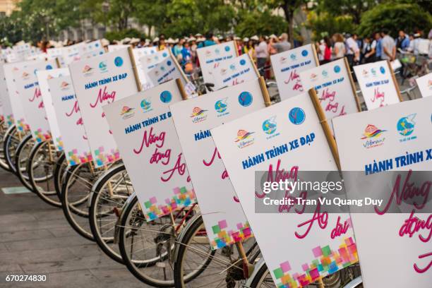 the bikes are prepared to march by the girls dressed in traditional vietnamese dress (ao dai) - françois hollande ses enfants photos et images de collection