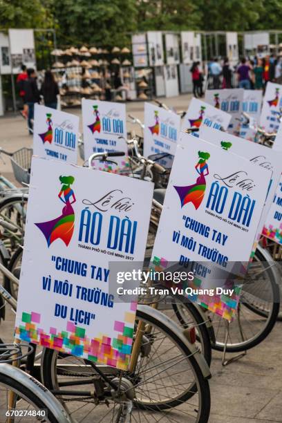 the bikes are prepared to march by the girls dressed in traditional vietnamese dress (ao dai) - françois hollande ses enfants photos et images de collection