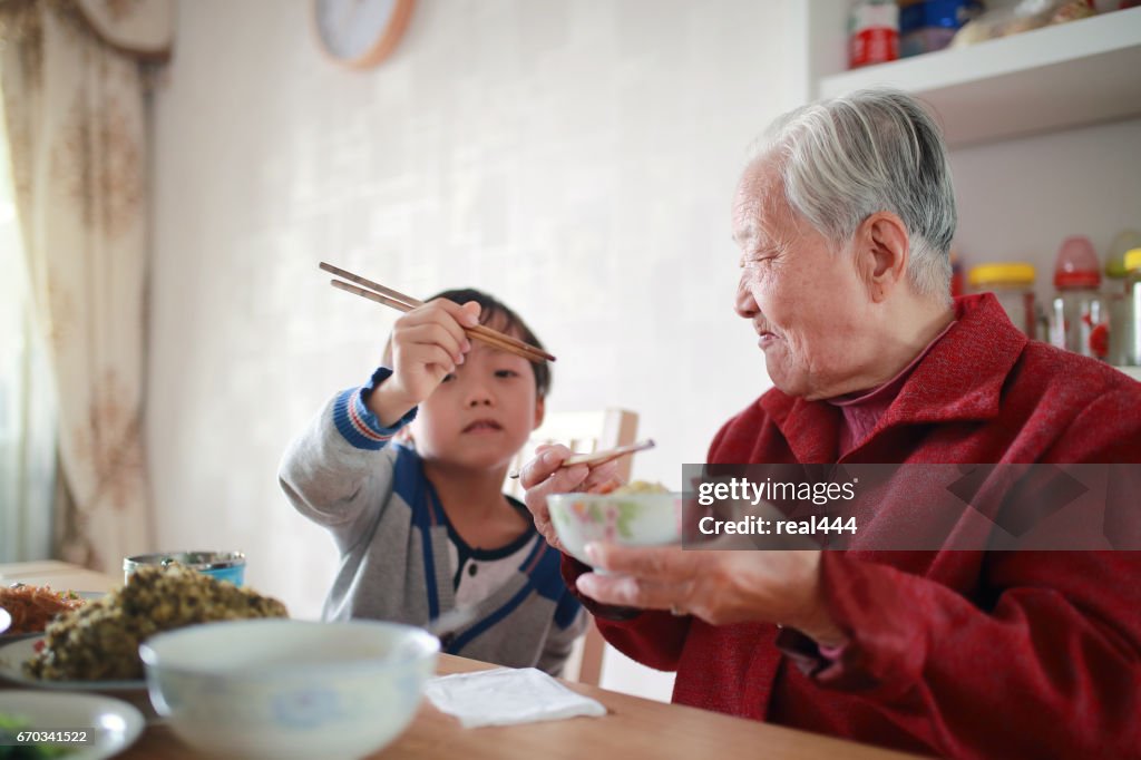 Felice famiglia asiatica godendo lunc