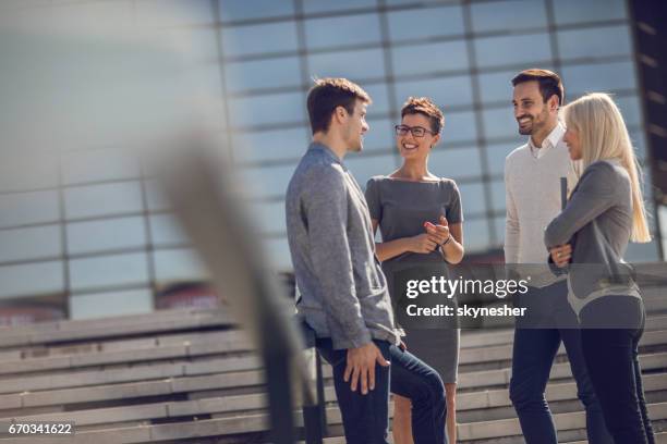 lächeln business-team im freien miteinander zu reden. - vier personen stock-fotos und bilder