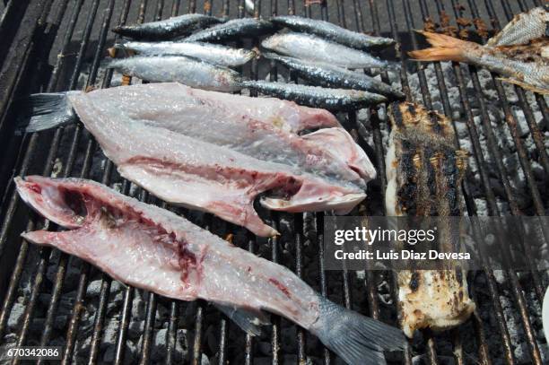 sardines roasting on barbeque grill - rode snapper stockfoto's en -beelden