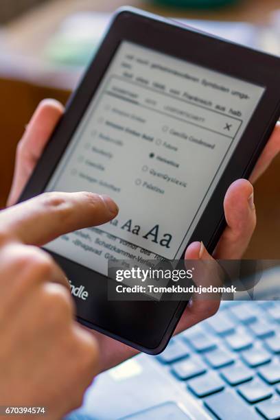 ebook - mit dem finger zeigen stock pictures, royalty-free photos & images