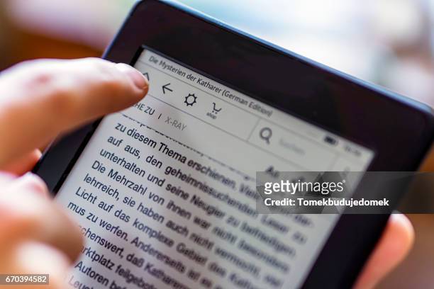 ebook - mit dem finger zeigen stock pictures, royalty-free photos & images