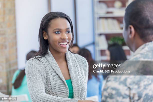 afro-amerikaanse vrouwelijke student gesprekken met werving officier - in dienst gaan stockfoto's en -beelden