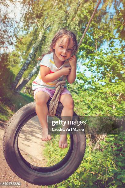 niña en verano - rope swing fotografías e imágenes de stock