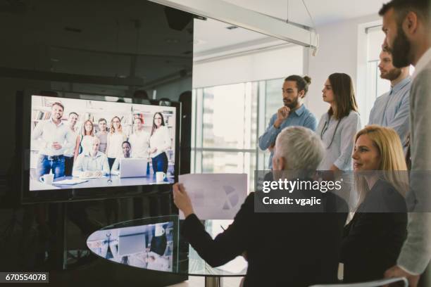 ハイテク会議 - テレビ　会議 ストックフォトと画像