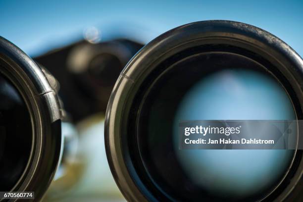 binoculars - focus lens stockfoto's en -beelden