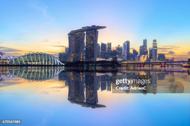 a modern city with reflection during sunset - quartier financier 個照片及圖片檔