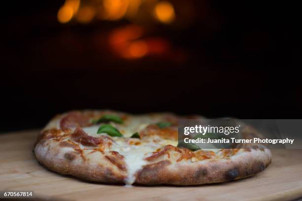 wood fired pizza - comida e bebida artesanal imagens e fotografias de stock