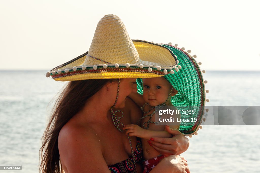 Mutter und bebê estou Strand