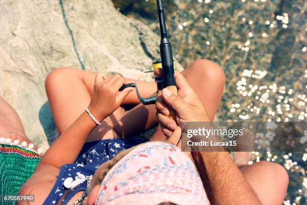 pesca padre e figlia - lässige kleidung foto e immagini stock