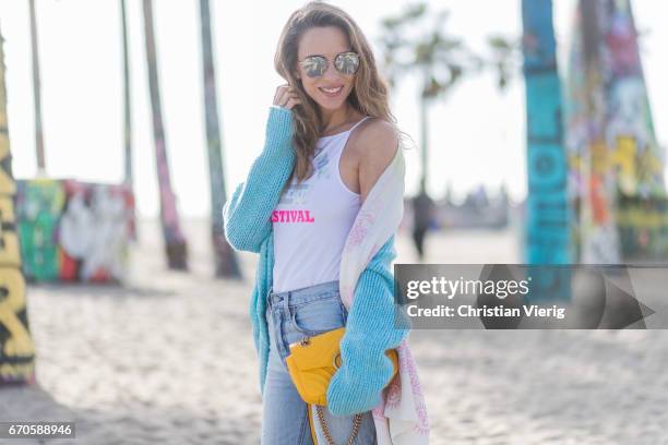 Model and fashion blogger Alexandra Lapp wearing Levis skinny jeans in light blue with a vintage optic, a body from Patrizia Pepe in sensitive white...