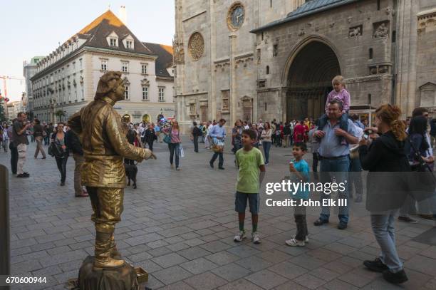 vienna street scene with living statue - wiener graben stock-fotos und bilder