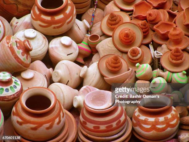 terracotta pottery is on sale at a street of karachi - vaso de barro fotografías e imágenes de stock