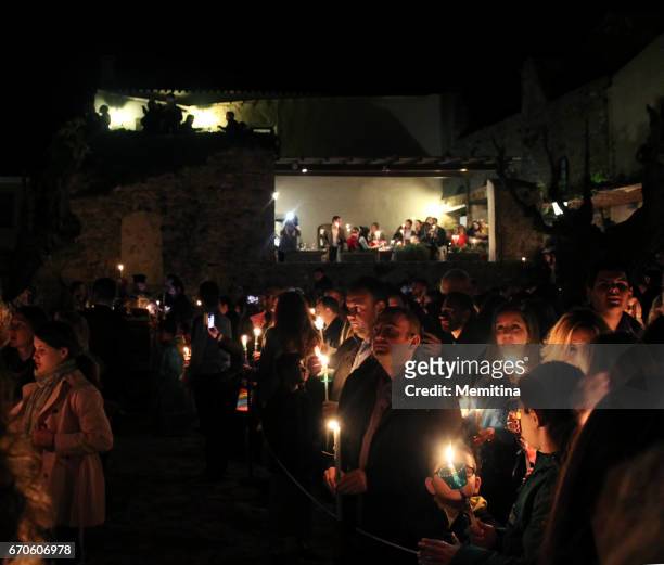 griechische orthodoxe ostervigil - greek easter stock-fotos und bilder