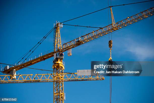 construction site cranes - construction cranes stockfoto's en -beelden