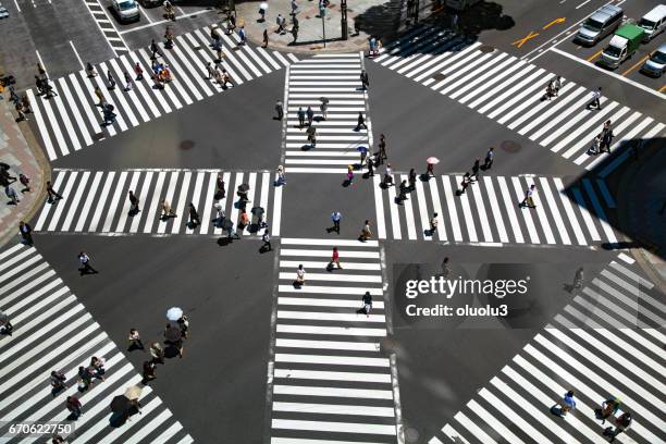 look at the crosswalk of the scrambled intersection from above - ginza crossing stock pictures, royalty-free photos & images