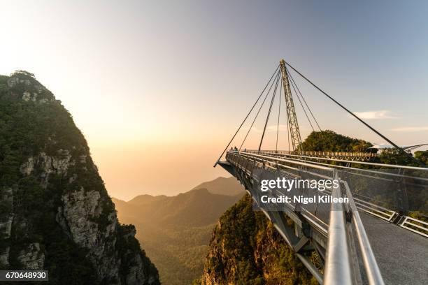 langkawi skybridge - paso elevado fotografías e imágenes de stock
