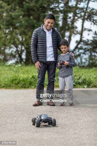 hijo de padre con el coche rc - remote controlled car fotografías e imágenes de stock