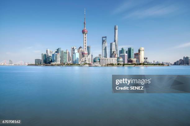shanghai, the bund, financial district skyline including huangpu river - schanghai stock-fotos und bilder