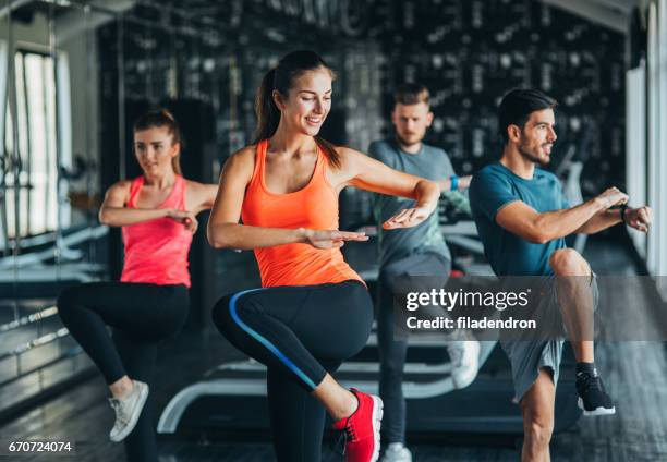ejercítese en el gimnasio - aeróbic fotografías e imágenes de stock