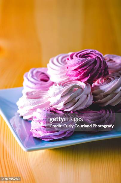 black currants marshmallows on the square plate - zephyros stock-fotos und bilder