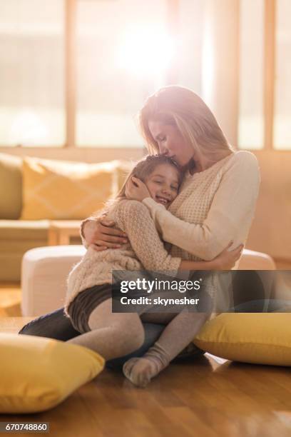 mama liebt dich sehr! - mother and daughter kiss happy stock-fotos und bilder