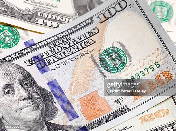 close up of $100 us dollar note - money-talks-englische-redewendung stock-fotos und bilder