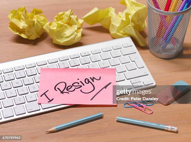 i resign message on abandoned office desk - quitting a job stock pictures, royalty-free photos & images